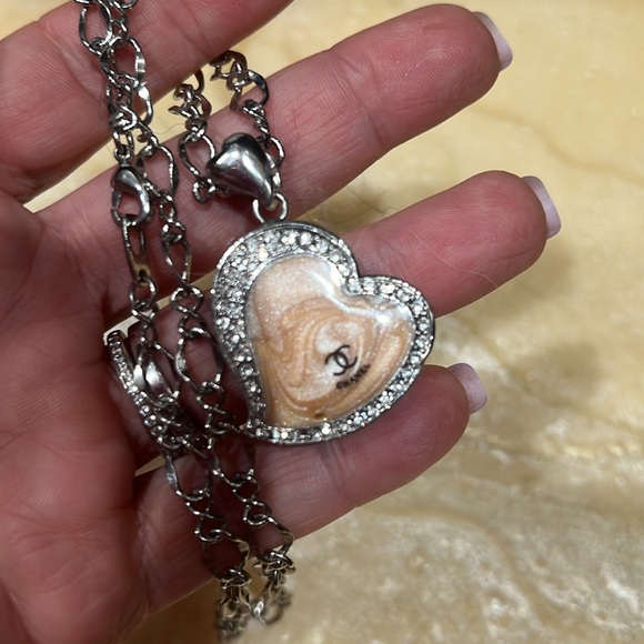 🔥🔥BEAUTY Chanel pendant ONLY stumped in the front 🔥🔥w dust bag - Picture 8 of 8